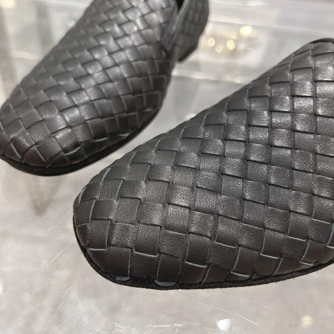 [BV] Top P: 760💰Size for couples: 35-44 (Female 40.41. Male 38 45. Customized and non-returnable) (Bottega Veneta) Genuine leather outsole classic woven beanie shoes, set of feet and heels for two wears Blessed are the little feet👣👣Comfortable casual shoes that can be worn all year round, made of imported first-layer sheepskin➕fine-quality sheepskin leather, imported sheepskin lining, luxury genuine leather outsole [rose][rose], Bottega Veneta is an Italian luxury brand. Made using traditional Italian leather craftsmanship. .